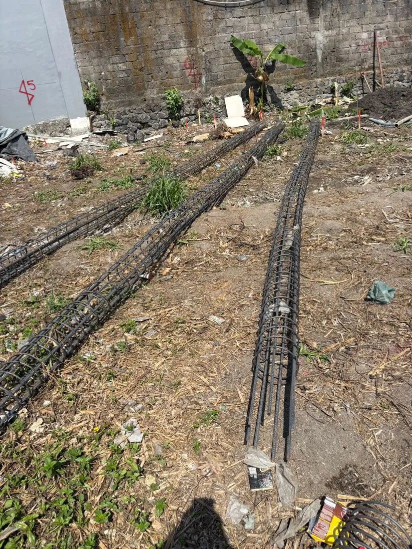 Rangka tulangan bore pile tiga batang siap pasang di lokasi proyek.