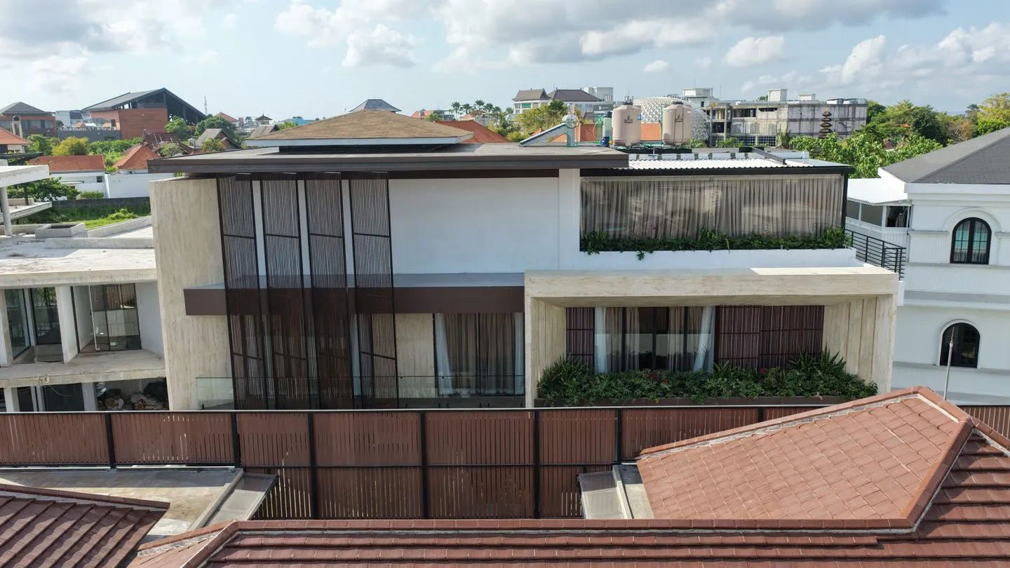 Fasad rumah bertingkat dengan panel kayu dan taman atap.